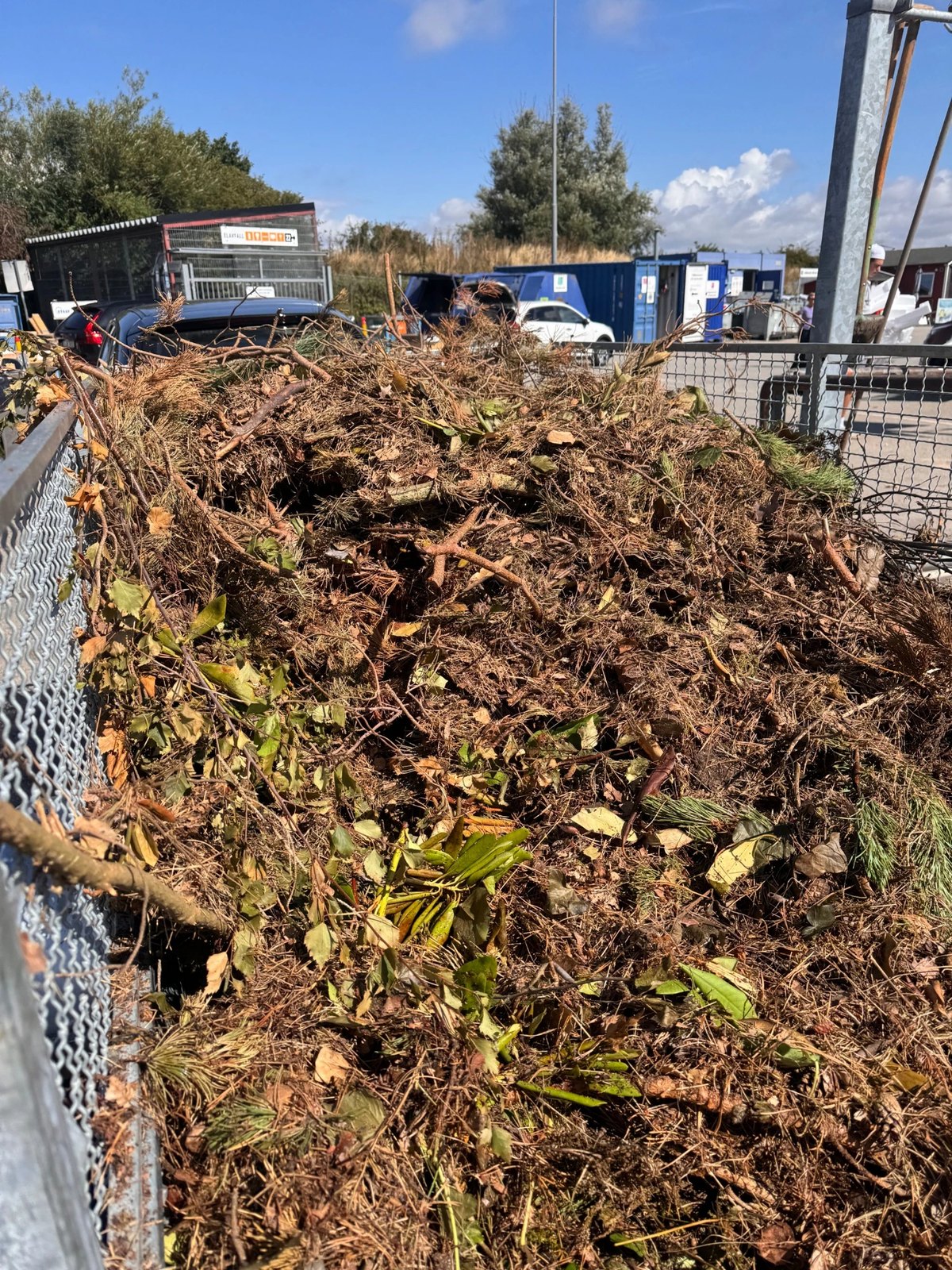 Fullastat släp med möbler från ett Fixora-uppdrag