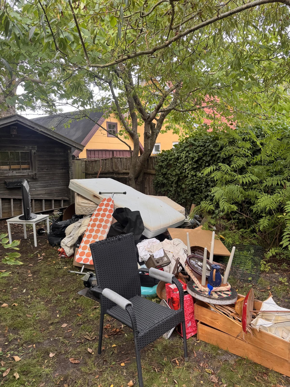 Tomt full av möbler och skräp före Fixoras tömning